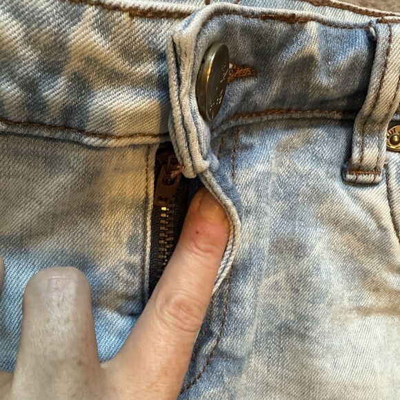 Kut From The Kloth Gidget Frey Shorts Size 4 Light Wash Denim - Picture 8 of 8